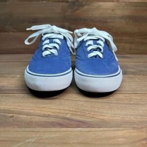 Low cut sports shoes